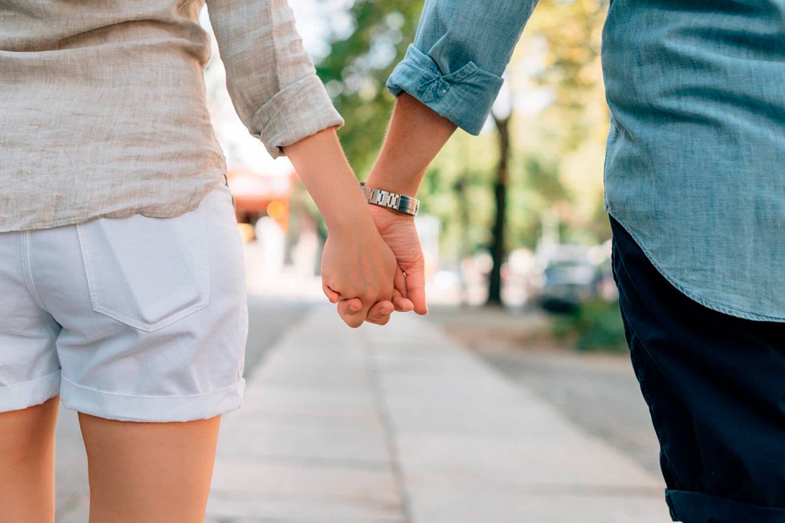 Pareja dándose la mano 01